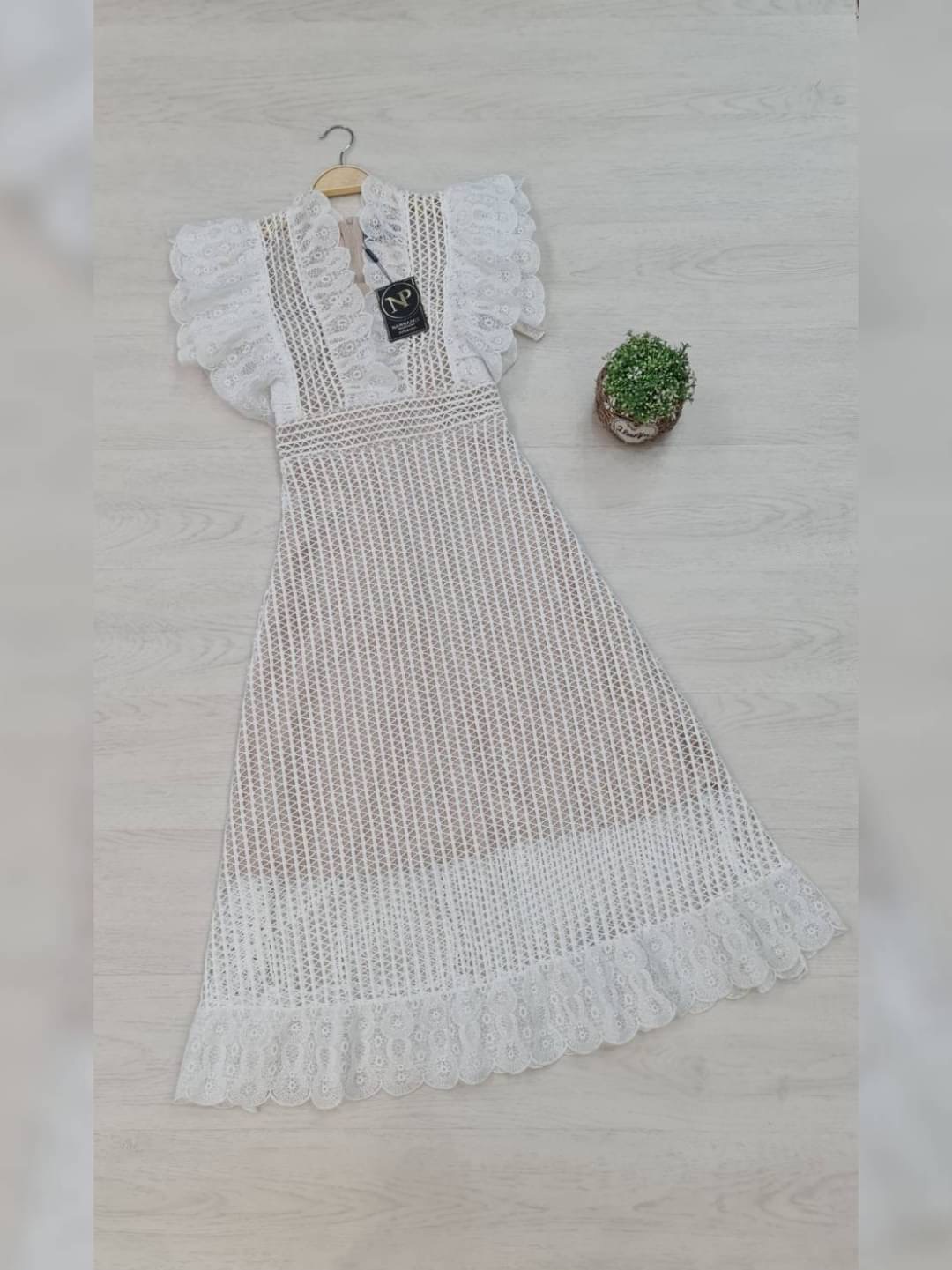 Dress สวยหรู ดูดีมีราคา ใส่ออกงานได้เลยนะคะ งานพรีเมี่ยม ผ้าลูกไม้แน่นๆ หนานุ่ม ใส่สบาย มีซับในอย่างดี งานซิปหลัง ระบายอก ช่วงเอวเข้ารูป ทรงสวย กระโปรงบานสวยกำลังดี ราคานี้คุ้มมากนะคะ เห็นงานจริงต้องว้าวแน่นอนคะ