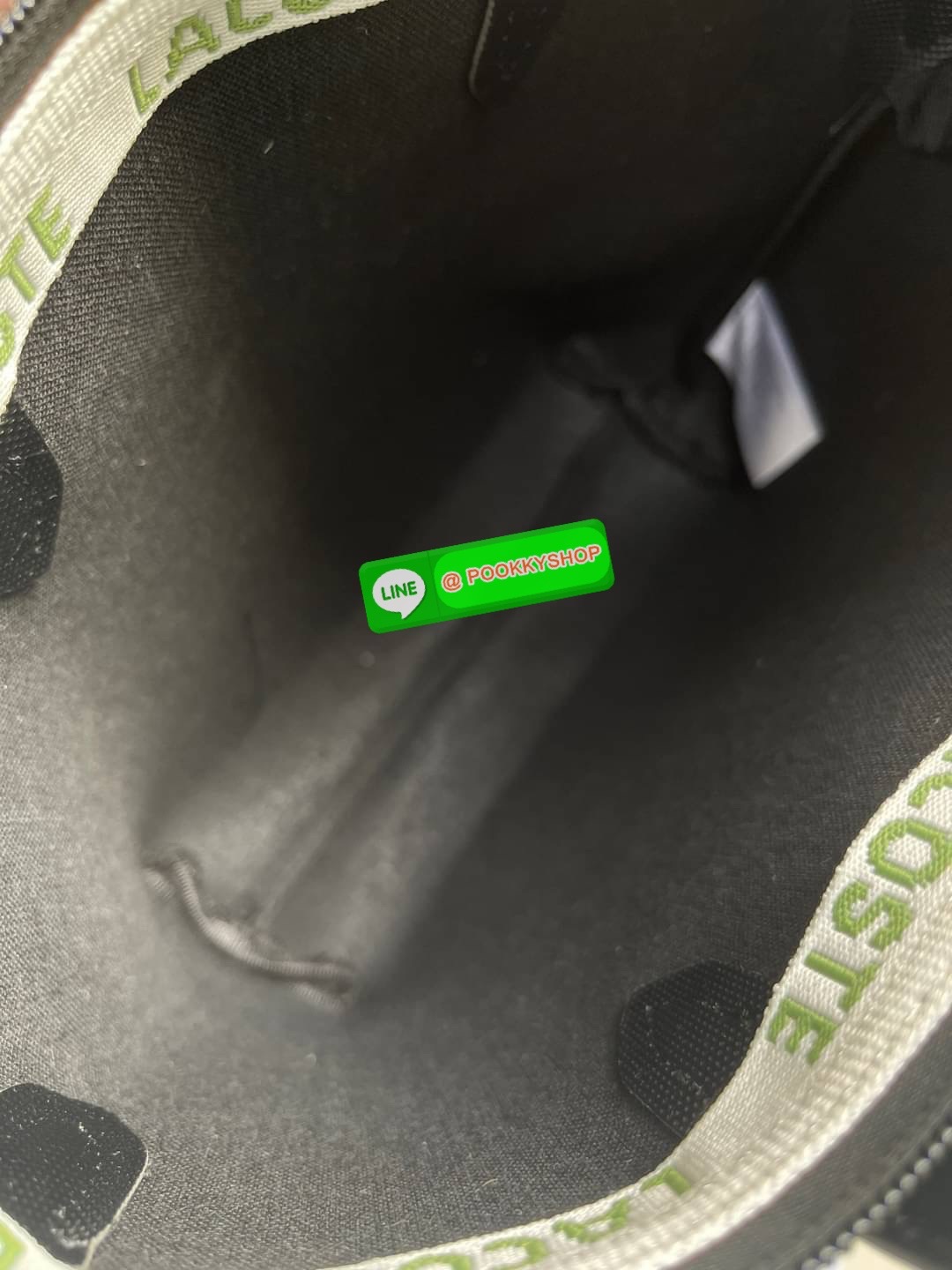 ลาคอส Women's L.12.12 Concept Petit Piqué Zip Tote กระเป๋าสะพายข้างทรง mini tote วัสดุ pvc100% เปิดปิดด้วยซิปเดียวด้านบนสะดวกใช้งาน ใส่มือถือได้ทุกรุ่น ด้านหน้ามีดีเทลโลโก้ปักดูโดดเด่น สายของกระเป๋ารุ่นนี้สามารถปรับความยาวได้ฟรีไซส์ เลือกสะพายได้ ไ