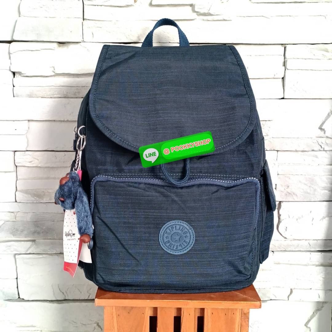 Kipling City Pack Medium Backpack กระเป๋าเป้ Kipling ขนาดกลาง วัสดุ Polyester 100% มีหูหิ้วด้านบน -ด้านหลัง มีซิปหลัง 1ช่องลึก -ด้านข้างมีช่องใส่ของเล็กน้อยทั้ง 2 ด้าน เปิด-ปิด ด้วยกระดุมแม่เหล็ก -ด้านหน้ามีช่องซิปใส่ของแยก 1 ช่อง และ ช่องปรับขนาดด้วยสายล