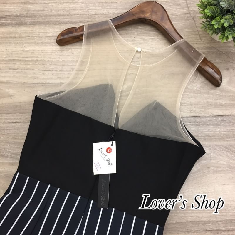 Lover's Shop Teg : Lover’s Shop Brand : LV Detail : จั้มสูทขายาว โทนสีขาวดำสุดคลาสสิค ใส่ได้หลายลุค เรียบกรูดูผู้ดี ช่วงอกทรงป้ายจับจีบ ช่วงเอวแต่งกระดุมช่วงกางเกงเป็นลายทางลง ใส่แล้วแลดูขายาวหุ่นดี งานสวยเป๊ะ ไฮโซ ใช้ผ้าหนาเป็นทรงสวย ผ้าไม่เหี่ยว เป