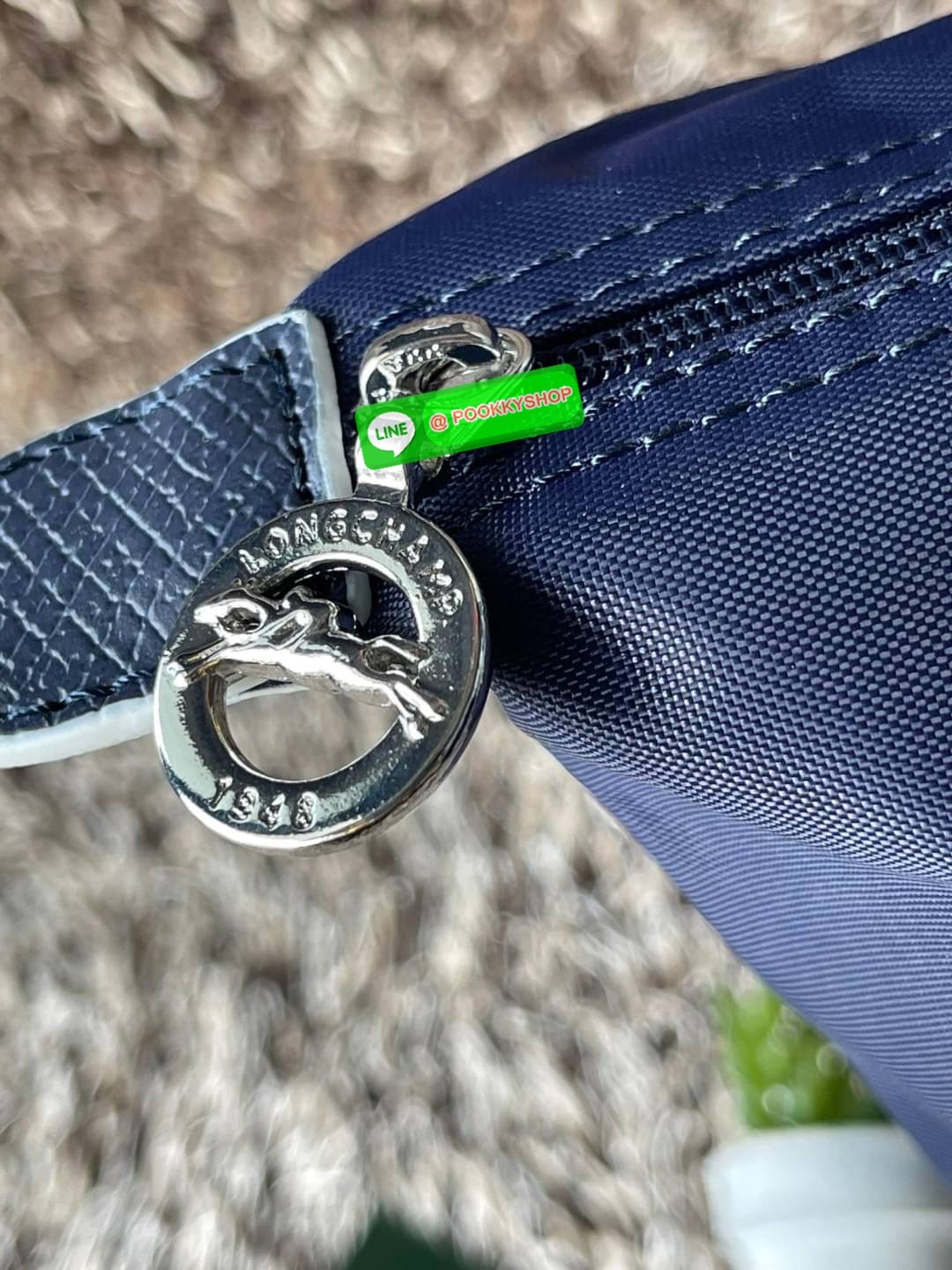 💕LONGCHAMP LE PLIAGE TRES PARIS SHOULDER BAG กระเป๋าโท้ทใบนี้ดึงดูดใจคุณด้วยรูปทรงมินิมอลและปริมาตรที่เพียงพอซึ่งสามารถเก็บเอกสารหรือแล็ปท็อปทั้งหมดของคุณได้อย่างง่ายดาย สายคล้องไหล่มีความยาวช่วยให้คุณสะพายได้อย่างสบาย ขณะที่การปิดด้วยซิปช่วยให้มั