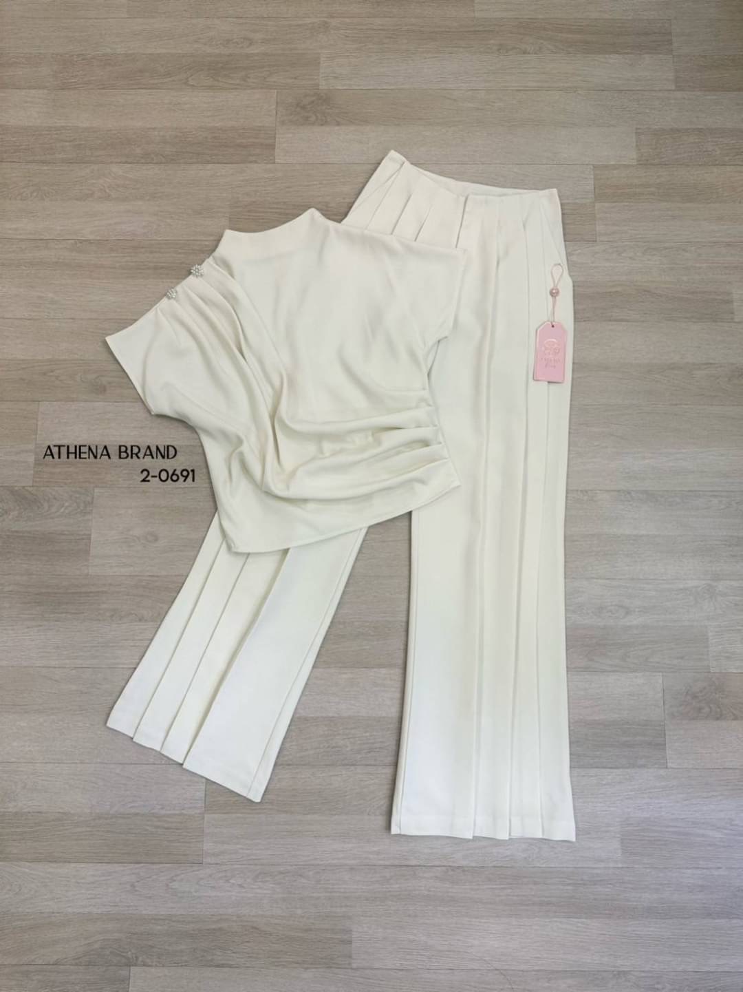 Set 2 ชิ้น เสื้อ+กางเกงขายาว เสื้อทรงปล่อยดีไซน์เย็บจับจีบ ช่วงบ่าด้านขวาตกแต่งกระดุมหรูหรา งานซิปด้านหลัง แมตช์มาคู่กับกางเกงขายาวจับจีบ มีกระเป๋าใช้งานได้จริงทั้ง2 ข้าง งานซิปด้านหน้า มีซับใน เนื้อผ้าดี มีน้ำหนักทิ้งตัว ชุดนี้เก๋มาก สวยแบบไม่มีคำว่าแผ่ว