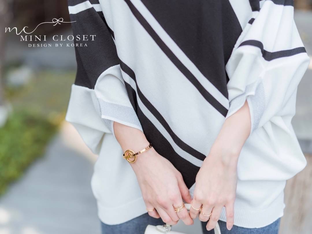 🍃Glister Knitted Tops🍃 ใส่ได้ตลอดมากแม่ กับเสื้อไหมพรมเนื้อผ้าทอสลับสี ความยาวดี ปิดก้นพลางให้ดูผอม แขนสามส่วน ผ้าเค้ามีประกายวิ้งวับ สบายผิวไม่คัน ดีไซน์เก๋ค่าา ดีแบบนี้ไม่พลาดนะจ๊ะ