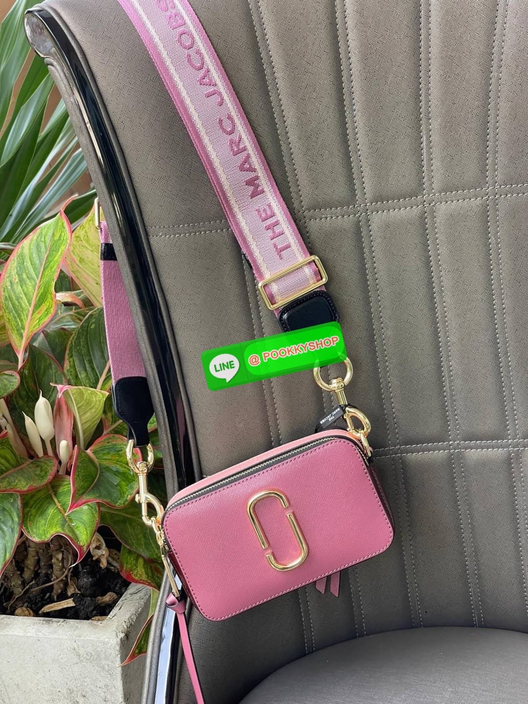 💕 Marc Jacobs Snapshot Bag กระเป๋าแบรนด์ดังจากสัญชาติอเมริกัน นับได้ว่ารุ่นนี้เป็นรุ่นทรงฮิตของ marc jacobs เลยทีเดียว โดยด้านหน้ากระเป๋าจะเป็นโลโก้แบบโลหะที่เป็นสัญลักษณ์ของแบรนด์นี้ มาพร้อมสายสะพายที่จะสะพายยังไงก็ดูโดดเด่น เพราะขนาดใหญ่ที่สกรีน