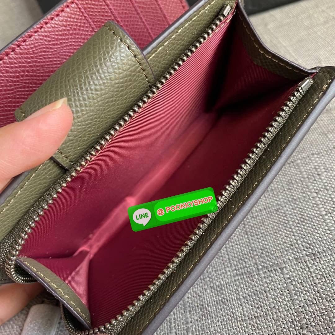 COACH 6390 MEDIUM CORNER ZIP WALLET กระเป๋าสตางค์ใบกลาง สีพื้นเรียบหรู วัสดุcrossgrain ภายในมีช่องใส่บัตรและธนบัตรได้ทุกชนิด มีช่องซิปใส่เหรียญ ขนาดกะทัดรัดพกพาง่าย คนชอบจัดระเบียบกระเป๋าสตางค์แนะนำเลยจ้า