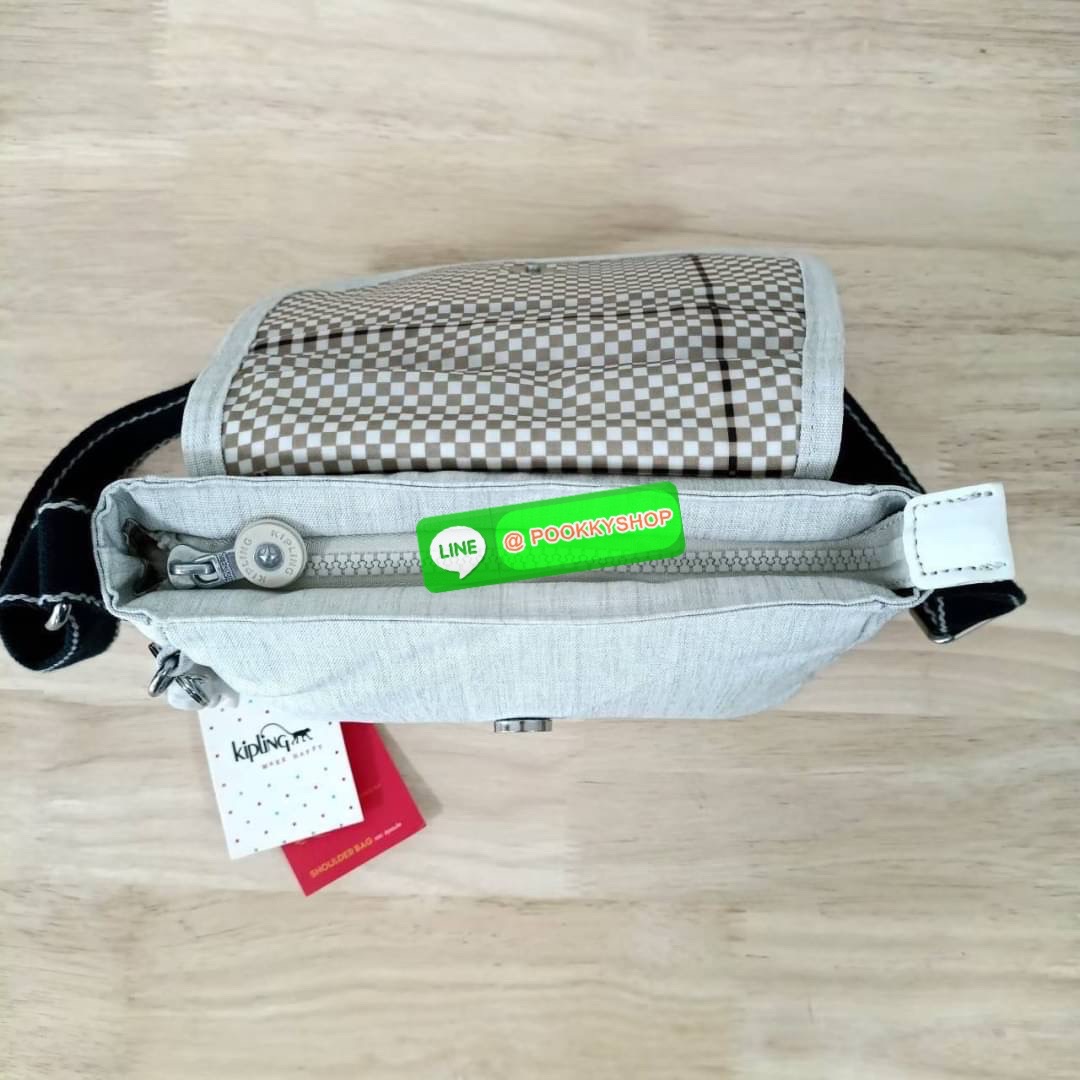 KIPLING SABIAN CROSSBODY MINI BAG กระเป๋าสะพายข้าง วัสดุ Nylon & Polyester 100% ขนาดเล็กกำลังน่ารัก เปิด-ปิดด้วยฝาปิดกระดุมแม่เหล็กและซิปแบรนด์ ด้านในมีแท็กแบรนด์