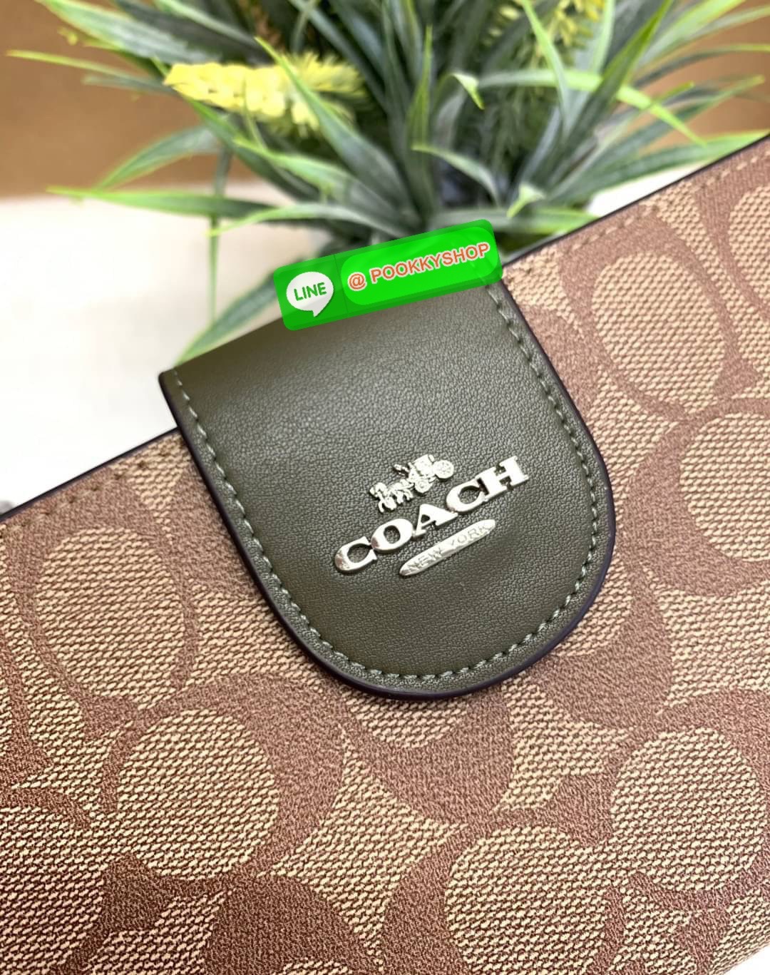 COACH TECH WALLET IN COLORBLOCK SIGNATURE ((C2874)) ✔️กระเป๋าเงินใบยาว หนังแท้ พร้อมสายคล้องมือในตัวค่ะ ✔️เปิดปิดด้านหน้าแบบฝากระดุม ภายในมีช่องใส่ธนบัตร2ช่อง ;สามารถใส่มือถือ iphone 10 xs max ได้เลยค่ะ ✔️มีช่องเสียบธนบัตร7ช่อง;พร้อมช