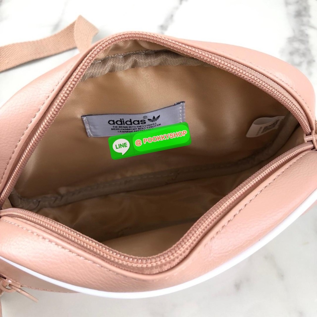 กระเป๋าสะพาย adidas ด้านหน้ามีช่องซิป 1 ช่อง ด้านบนเปิด - ปิดกระเป๋าด้วยซิป ด้านในโล่ง สายสะพาย สามารถปรับได้ Free Size ค่ะ