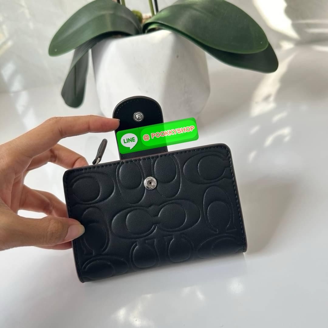 Coach Medium Corner Zip Wallet With Signature Leather 🔖กระเป๋าตังใบกลาง คอลเลคชั่นใหม่ หนังนิ่ม ลายC นูน สวยมาก 🔖วัสดุ: หนังแท้ 🔖เปิด - ปิดแบบกระดุม มีช่องใส่แบงค์ ใส่ธนบัตรได้ทุกชนิด ช่องใส่บัตร ใส่เหรียญ
