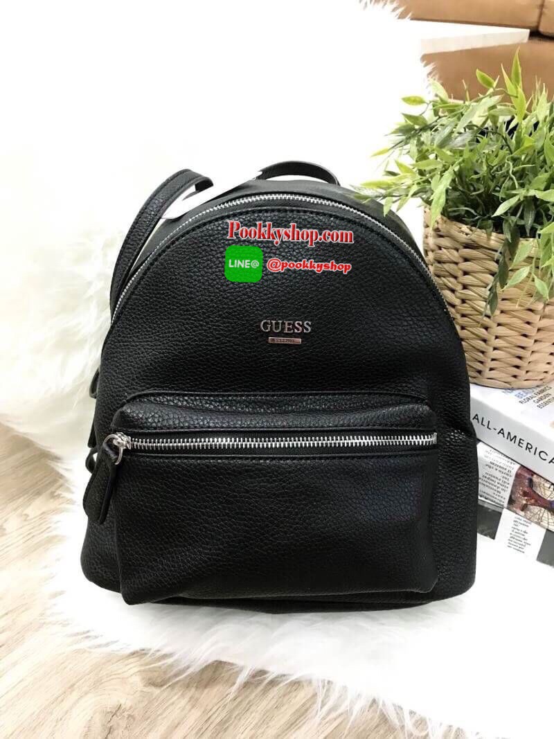 Don't Miss! GUESS WOMAN'S FACTORY BACKPACK กระเป๋าเป้ขนาดกำลังดีวัสดุหนังแกะสังเคราะห์นิ่มสวยน้ำหนักเบา มีหูหิ้วเเละสายสะพายหลังเลื่อนปรับได้ ด้านหน้ามีโลโก้และช่องซิป เปิดปิดด้วยซิปสะดวกใช้ ภายในกว้างใส่เอกสาร ipad ของใช้ได้เยอะ จะสะพายไปเรียนไ