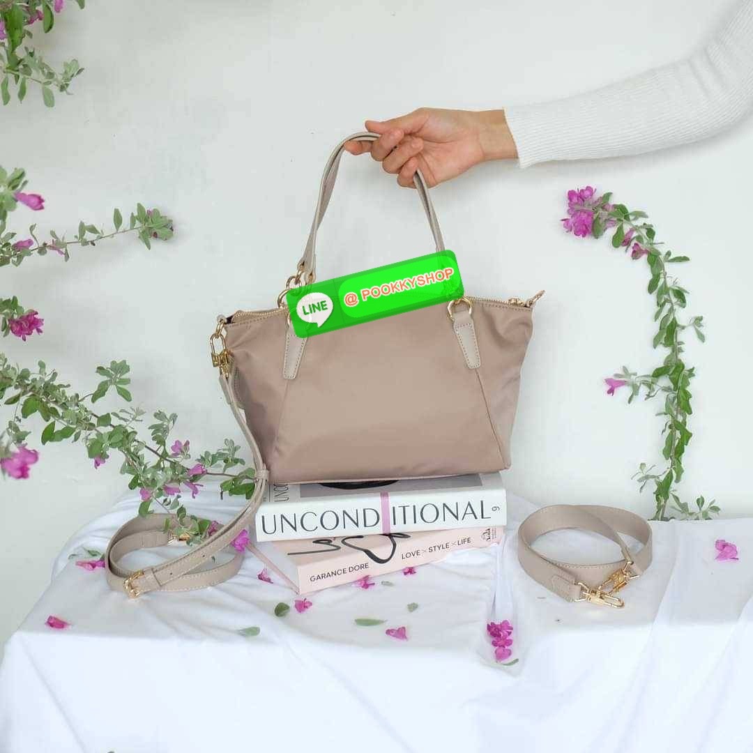 รุ่น KANNY with zipper รุ่นนี้พัฒนาต่อยอดมาจากรุ่น KANNY คอลเลคชั่นเดิมที่เป็นหนึ่งรุ่นที่ขายดีของทางแบรนด์เพราะเป็นกระเป๋าที่ฟังชั่นตอบโจทย์การใช้งานมากที่สุด 📍ตัวกระเป๋าน้ำหนักเบามาก 📍ทำจากไนล่อนนาโนกันน้ำ 📍ทำช่องแบ่งเก็บด้านใน ใ