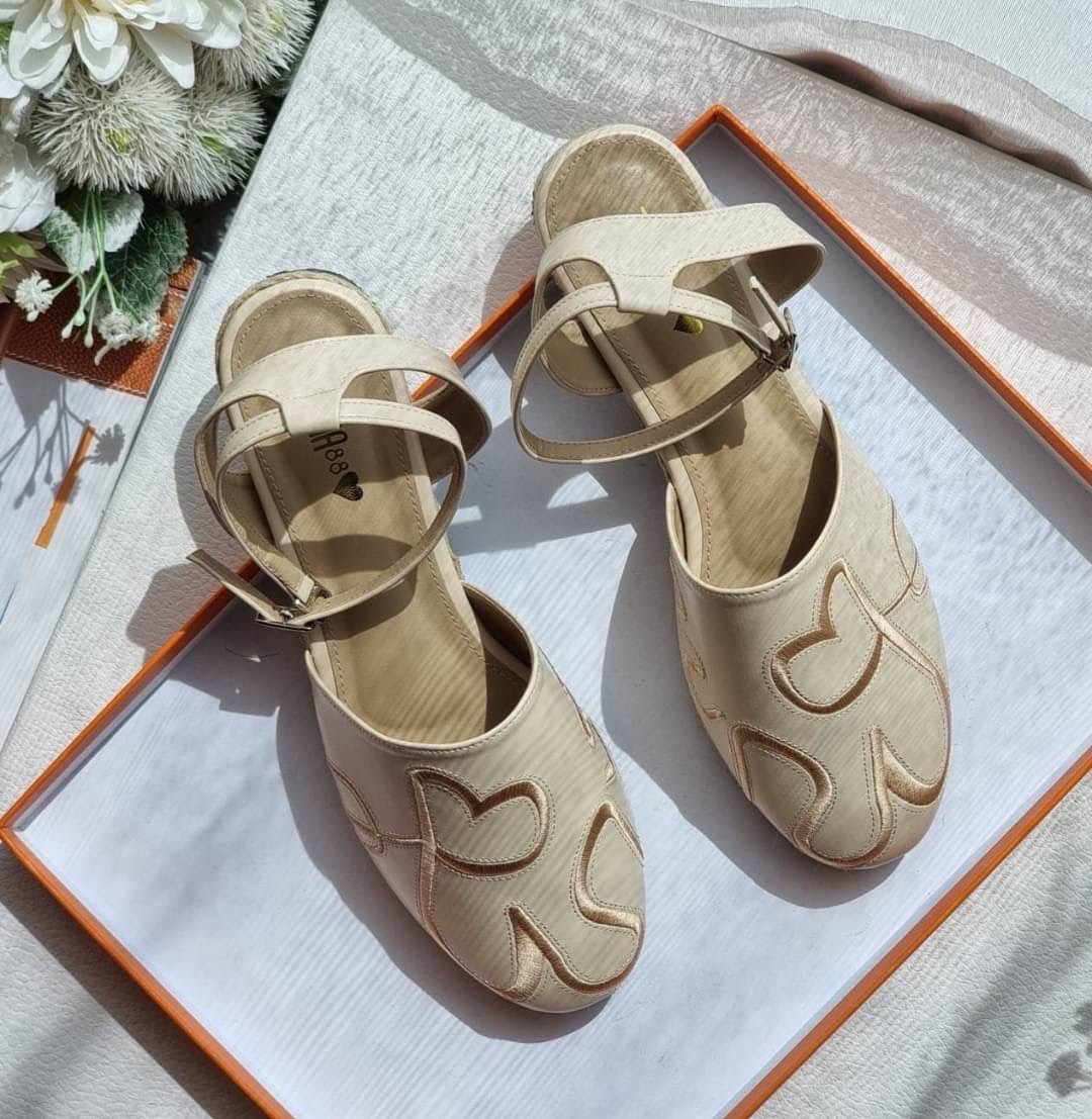 พร้อมส่ง👠👠สลิปออนตัวใหม่ล่าสุดมาแล้วจ้าา งานปักเน้นๆ หนังนิ่มใส่สบายเท้า เย็บขอบปออย่างดี งานสวยมากกก