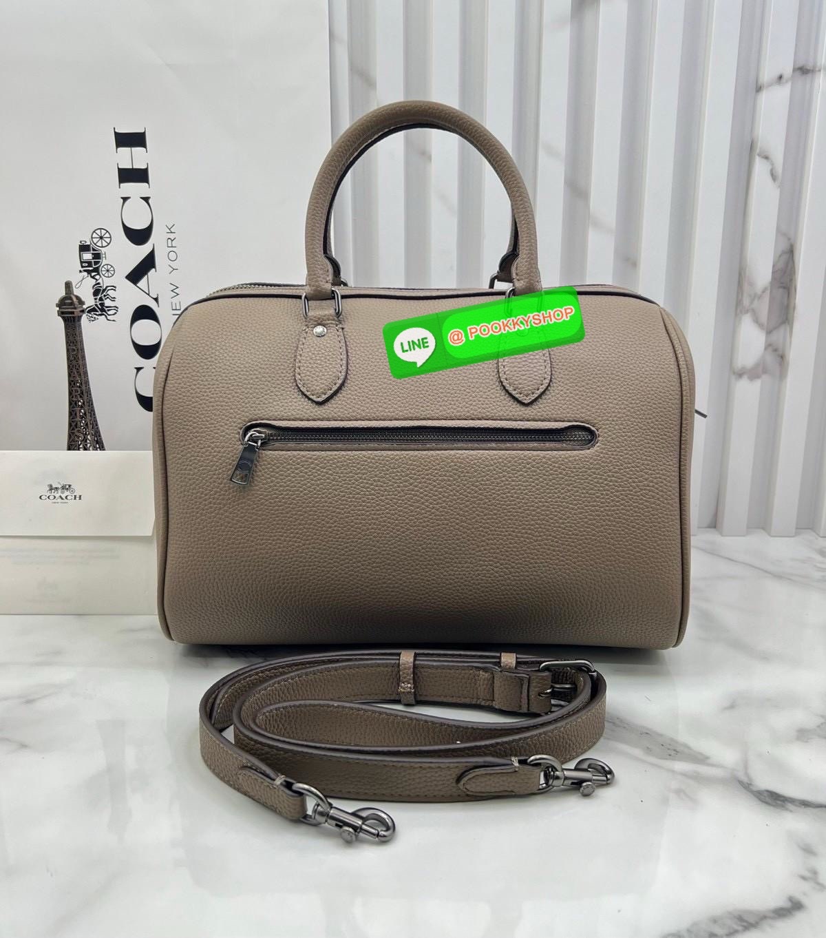 COACH ROWAN SATCHEL IN SIGNATURE CANVAS จุดเด่นของกระเป๋าทรงsatchel bag คือรูปทรงของกระเป๋าดูแข็งแรง มั่นคง ไม่เสียทรงง่าย มาพร้อมหูหิ้วที่ด้านบนของกระเป๋า ลายแคนวาสที่เป็นซิกเนเจอร์แบบเอกลักษณ์ ช่องใช้งานทุ้งภายในและภายนอก นอกจากนี้ กระเป๋าประเภทนี้ยังมี