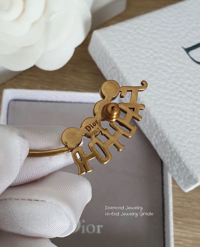 Christian Dior Earring ต่างหูคริสเตียนดิออ งานคล้องหู คอลเลคชั่นใหม่ล่าสุด อะไหล่ทอง รับรองสวยวิ้งมากกกกก งานดี ตัวเรือนเงาวิ้งมากๆคะรับประกันความพอใจเลยค่ะ ตัวเรือนสีทองดูหรูมากๆค่ะ ใส่ออกมาน่าร๊ากกกก จัดเลยคร่าา สาวห้ามพลาดดาราเซเลปใส่กันเยอะมากๆคร่าา