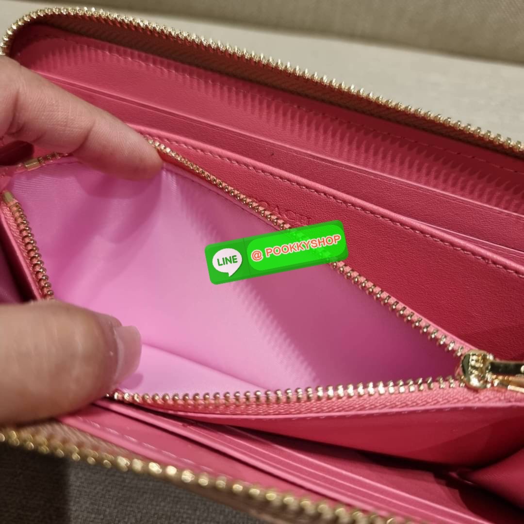 COACH C8313 LONG ZIP AROUND WALLET WITH SIGNATURE JACQUARD WITH STRIPES พร้อมเสิร์ฟความเลิศหรู ใหม่ล่าสุด กระเป๋าสตางค์ใบยาวกึ่งคล้องมือ ดีไซน์ผู้ดี๊ผู้ดี รุ่นขายดี ถือใช้คือขับผิวสุด!! วัสดุผ้า jacquard ลวดลายดูแพง มาพร้อมสายคล้องมือ ถอดออกได้ ภายในใส่บั
