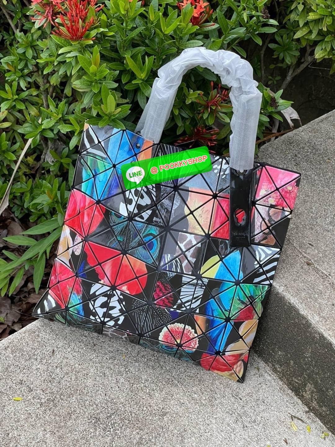 Baobao Issey Miyake Creature Geo Flat Tote Bag คอลเลคชั่นใหม่ล่าสุด ที่ผสมผสานแพทเทิร์นลวดลายใหม่อันน่าสนใจเอาไว้ เป็นซีรีส์ที่ถ่ายทอดถึงความงดงามของรูปทรงที่เคลื่อนไหวอย่างอิสระ ซึ่งถูกรังสรรค์ขึ้นตามห้วงอารมณ์อย่างไม่มีรูปแบบ ตำแหน่งการจัดวางแพทเทิร์นขอ