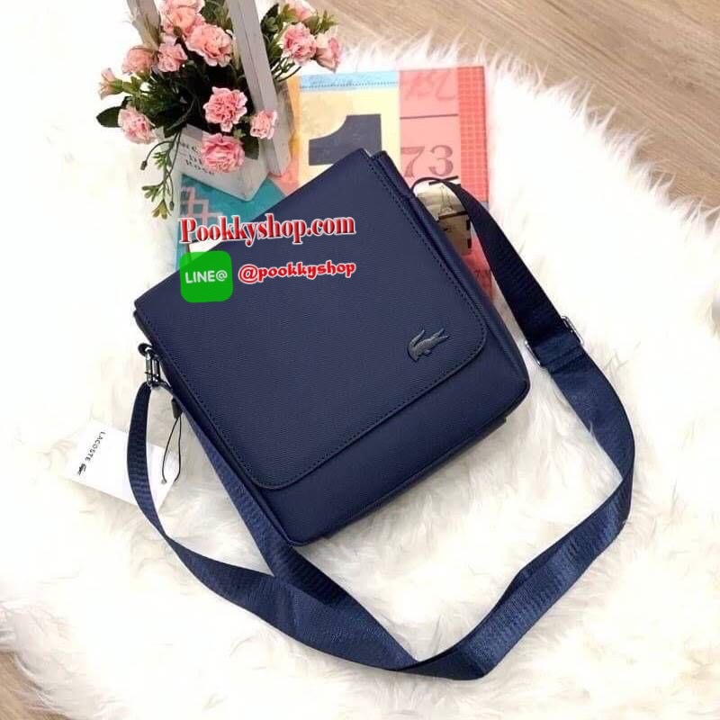 ลาคอส Classic Flap Crossover Bag จากแบรนด์ดัง หนังสวยงามตามแบบฉบับของแบรนด์ ด้านหน้ามีสัญลักษณ์จรเข้เป็นโลโก้แบรนด์ เปิดปิดด้วยกระดุมแม่เหล็ก ภายในมีช่องใส่ของเป็นสัดส่วน ขนาดกำลังดี ใส่ มินิipad , กระเป๋าสตาค์ยาวได้ สายสะพายยาวมปรับความยาวได้ฟร