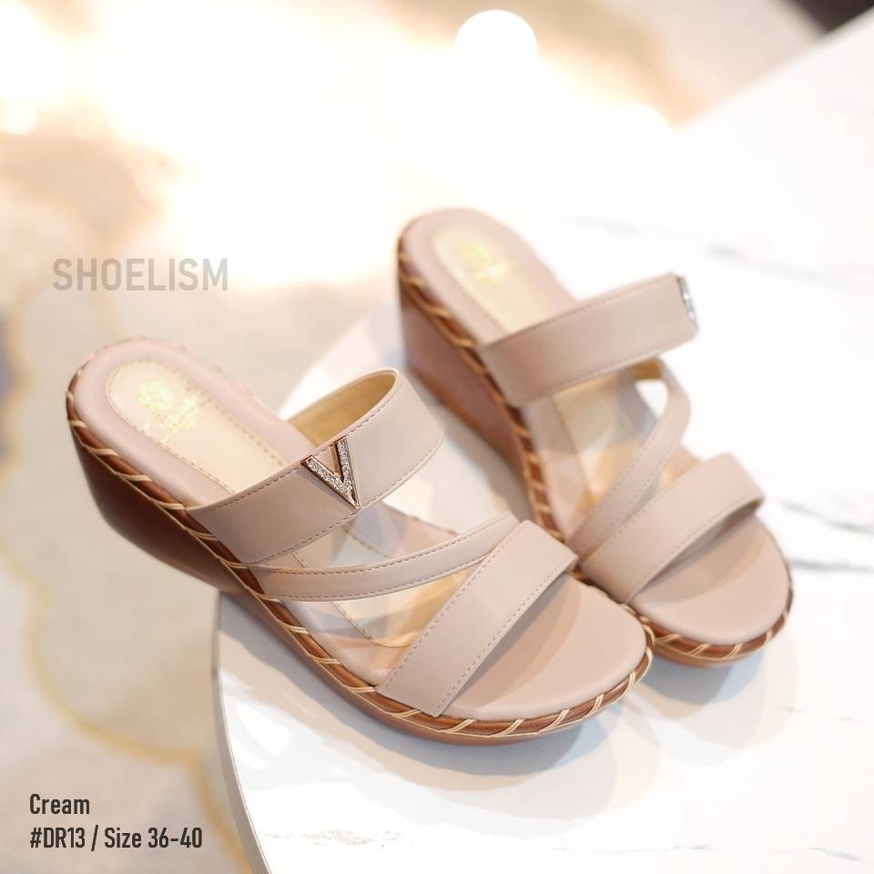 เข้าใหม่เลยจ้ารุ่นนี้ รองเท้าเตารีดแบบสวม ดีไซน์คาดหน้า พร้องแต่งอะไล่สุดหรู รองรับน้ำหนักได้ดี เบาสบายเท้า งานจริงสวยเป๊ะทุกมุม แบบแนะนำจ้า