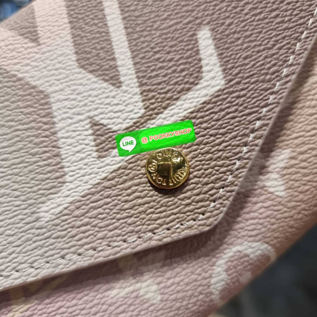 NEW IN!! LV long flap wallet with gwp กระเป๋าสตางค์พรีเมี่ยมกิ๊ฟ แบบพับ ดีไซน์ล่าสุด หวานๆสวยๆ น่าใช้มาก ใบยาวขนาดกำลังเหมาะมือ ถือแล้วขับผิว โดดเด่นด้วยสไตล์การไล่เฉดสีโทนละมุน ดูโดดเด่นไม่เหมือนใคร วัสดุหนังแคนวาส ทนทาน เปิด-ปิดด้วยกระดุม ภายในมีช่องใส่