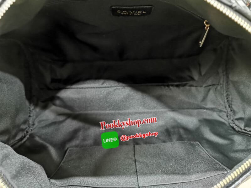 NEW! CHANEL CAVIAR LARGE HANDBAG VIP GIFT WITH PURVHASE กระเป๋าเดินทางใบใหญ่รุ่น Limited Edition - GWP พรีเมี่ยมกิ๊ฟของเเท้จาก Chanel Counter หนังคาเวียร์เนื้อหนาสีดำขึ้นลายสวยหรูอยู่ทรง ด้านหน้ามีโลโก้แบรนด์ เปิดปิดด้วยซิปสะดวกใช้ ประดับTAG โลโก้แบรนด์อะ
