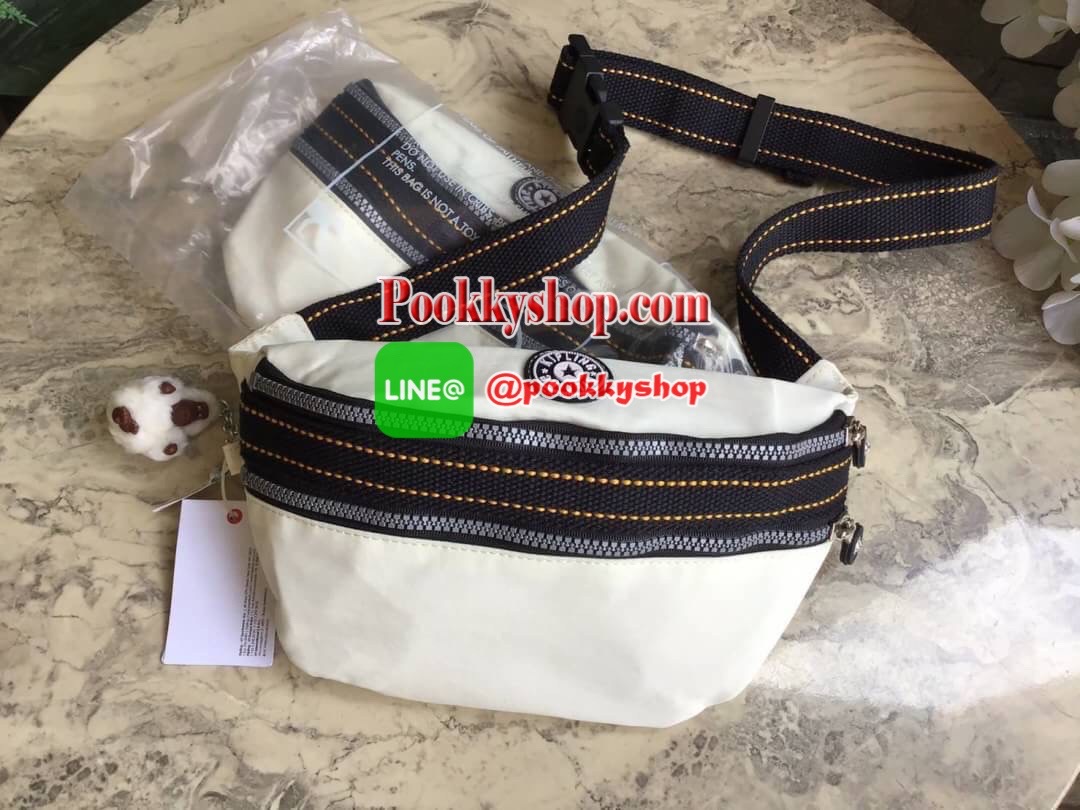 กระเป๋าคาดอกหรือคาดเอว KIPLING YASEMINA Fanny Pack วัสดุด้านนอก Nylon +polyester วัสดุกันน้ำ ด้านหน้ามี 2 ช่องใช้งาน แยกเป็นสัดส่วน ใส่มือถือได้ กระเป๋าเงินใบยาว พร้อมสายคล้องพวงกุญแจ และ พวงกุญแจลิงสัญลักษณ์แบรนด์ สายสะพายเลื่อนปรับความยาวได้ สีสันสดใส น