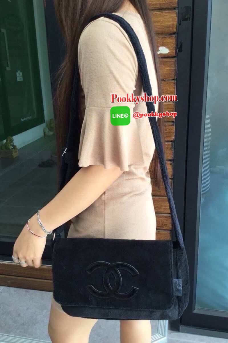 MUST HAVE! Chanel Beaute Crossbody Bag กระเป๋าถือหรือสะพายพรีเมี่ยมของเเท้จาก Chanel Cosmetic Counter VIP Gift รุ่นแนะนำวัสดุขนวูฟสีดำหนานุ่มตัดโลโก้แบรนด์หนังแก้วสวยโดดเด่น น้ำหนักเบา เปิดปิดด้วยฝาปิดกระดุมแม่เหล็ก ใบใหญ่กำลังดีใส่ ipad กระเป๋าสตางค์ใบยา