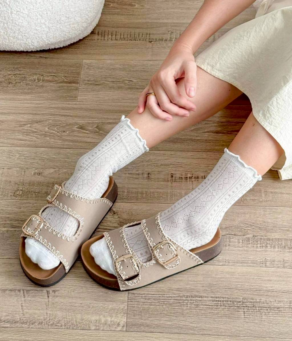 แบบมาใหม่ รองเท้าทรงไบเก้น ส้นหนา 1.5 นิ้ว เย็บตกแต่งลาย งานแฮนด์เมดช่างไทย พื้นเสริมฟองน้ำตรงส้นเท้า ใส่สบาย เข็มขัดปรับระดับเข้าออกได้ เป็นงานส้น PVC แต่งลายไม้ โดนน้ำได้ ไม่เหม็นอับ น้ำหนักเบา