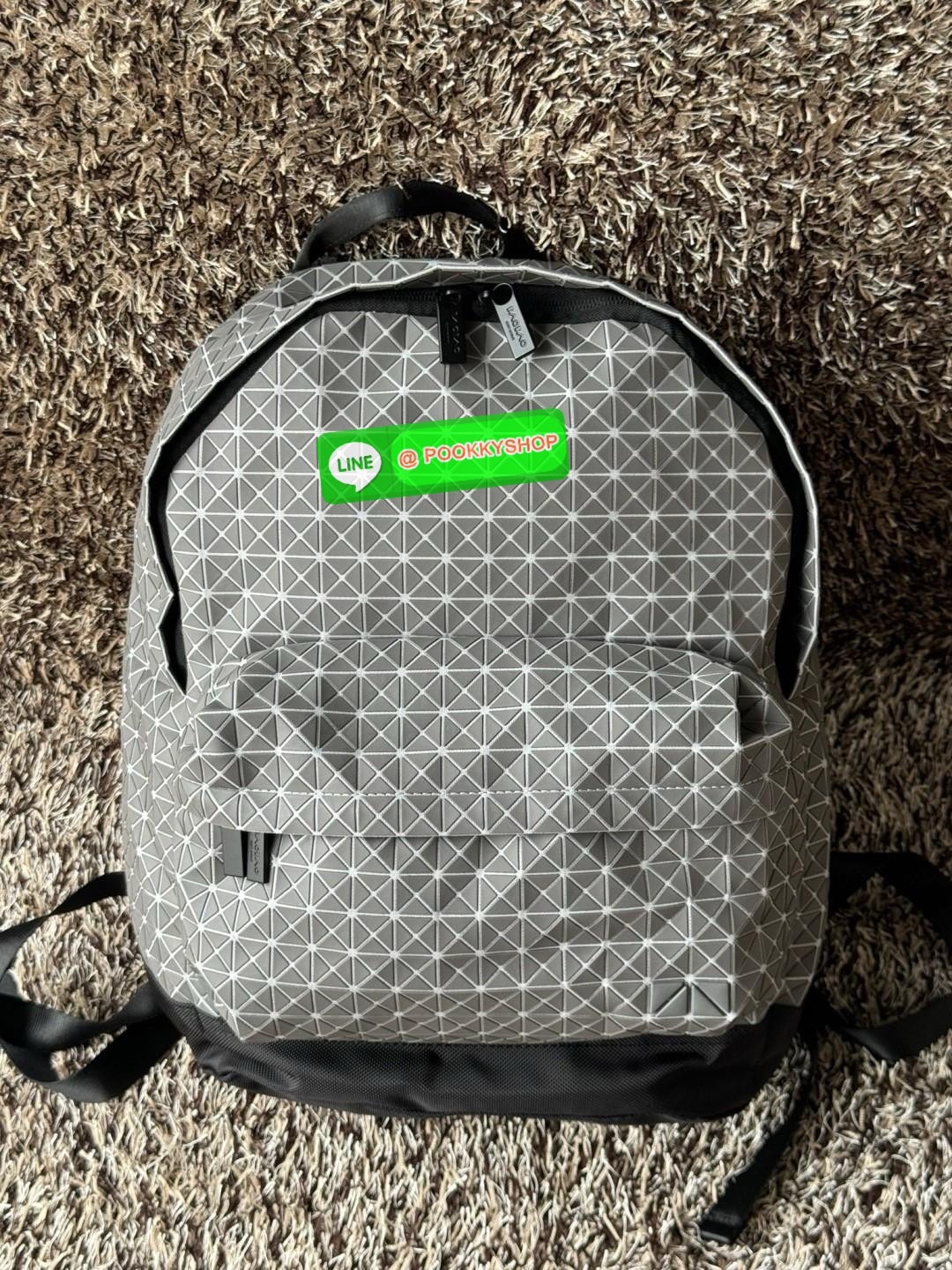 Bao Bao Issey Miyake Daypack geometric backpack กระเป๋าเป้ทรงคลาสสิก รองรับน้ำหนักได้ดี เหมาะกับการเดินทาง เป้สะพายหลังรุ่น Daypack One-Tone Backpack มาในรูปทรงกระเป๋าเป้สุดคลาสสิก โดดเด่นด้วยการออกแบบที่เป็นเอกลักษณ์ วัสดุสามเหลี่ยมขนาดเล็กพิเศษ ได้กลิ่น