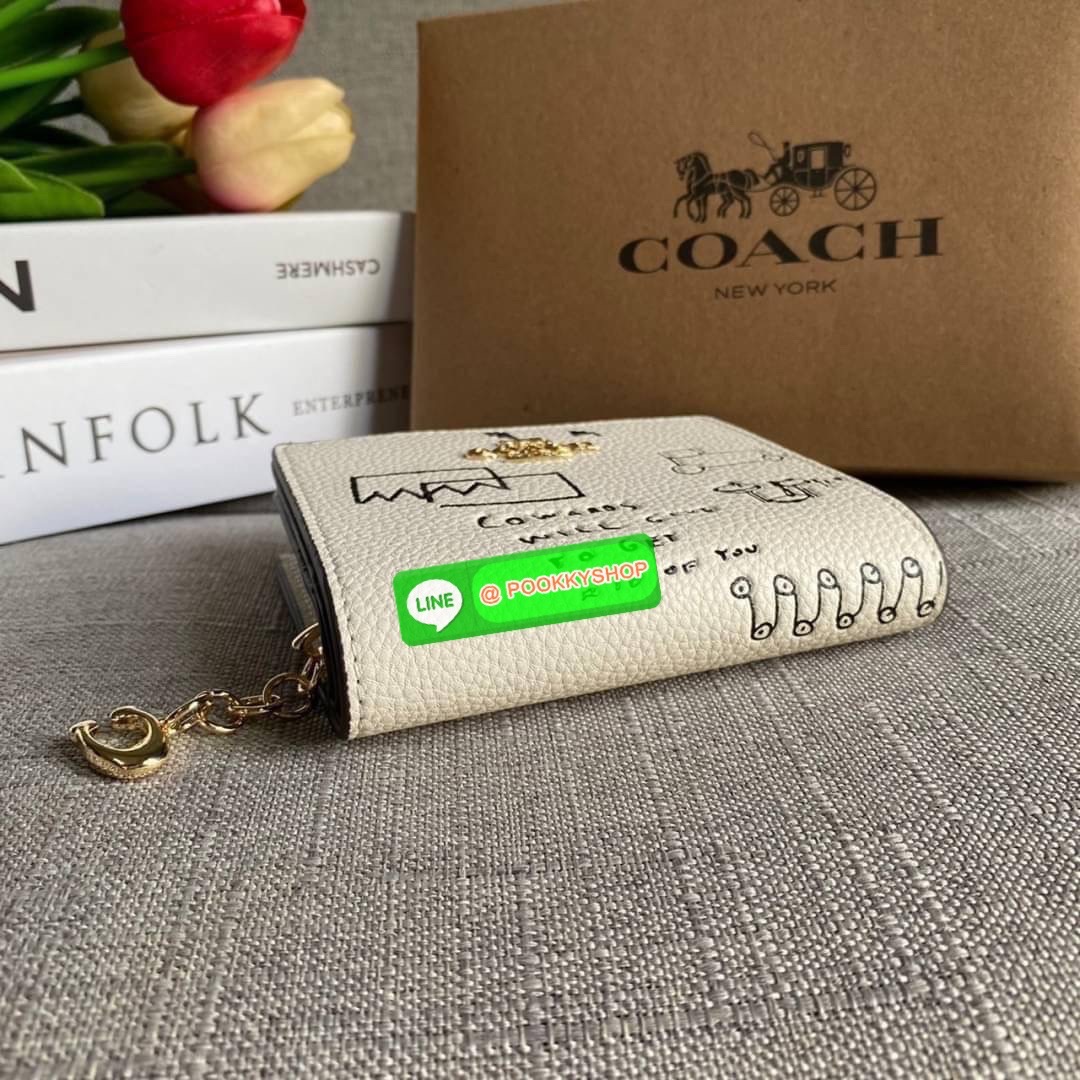 COACH X JEAN MICHEL BASQUIAT SNAP WALLET (COACH C5614) 🛍กระเป๋าสตางค์ใบเล็ก พกพาสะดวก วัสดุหนังแท้ ทนทาน เปิด-ปิดด้วยกระดุม ภายในมีช่องใส่บัตร ใส่ธนบัตรได้ทุกชนิด พร้อมช่องซิปแยกใส่เหรียญคะ