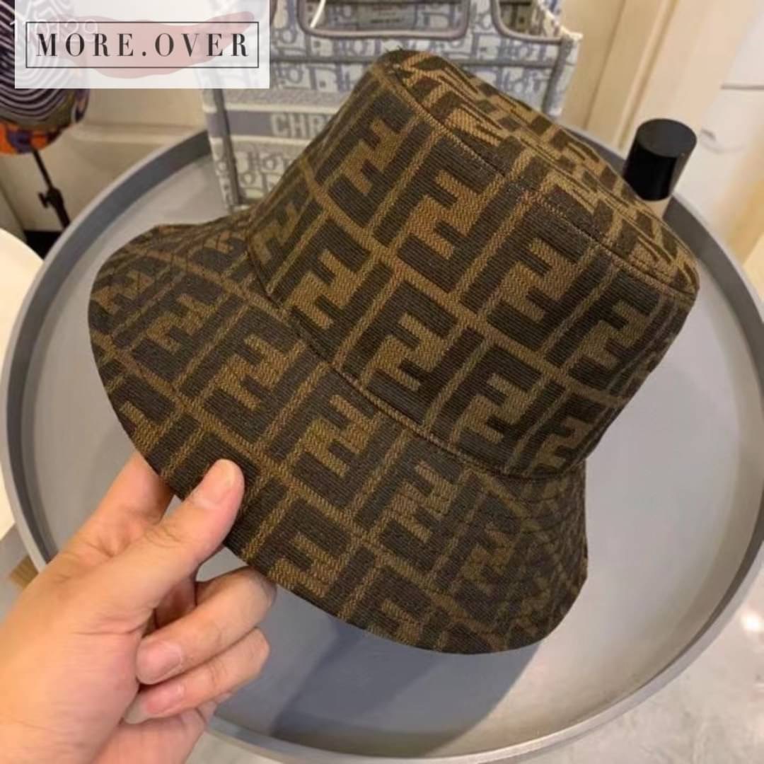 หมวกทรง bucket แบรนด์ FENDI ลายโลโก้แบรนด์ทั้งใบ FF สีน้ำตาลสวยหรูคะ งานคุณภาพการันตี มีป้าย tags แบรนด์