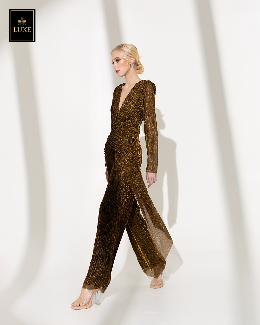 จั๊มสูทแฟชั่น จั๊มพ์สูทเสื้อคอวีป้ายแขนยาว กางเกงขากระบอกตรง