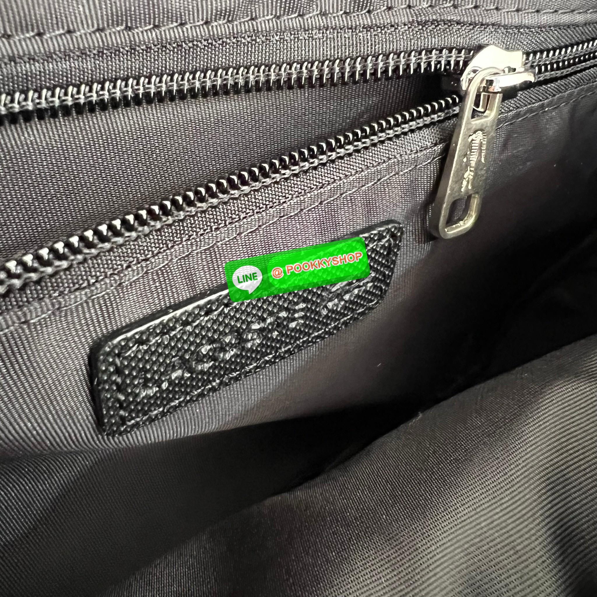 Men's L.12.12 Clipped Flap Adjustable Shoulder Strap Small Pouch วัสดุ PVC คุณภาพดีตามแบบฉบับแบรนด์ น้ำหนักเบา กันน้ำ ด้านหน้ามีโลโก้เหล็ก ฝาเปิดปิดด้วยคลิปล๊อค 2 ด้าน ช่องหลัก ด้านในมีช่องซิปพร้อมหัวซิปแบรนด์ ใส่กระเป๋าสตางค์ใบยาว ipad มือถือ ของจุก