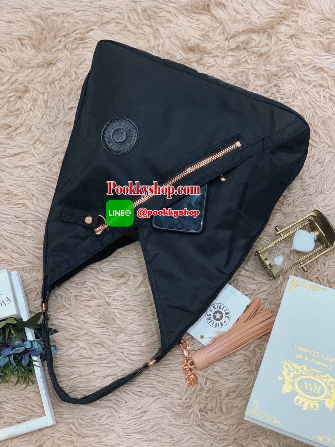 Kipling OLINA Medium Tote Bag Rose Bag คอลเลคชั่นใหม่จาก Paka Premium กระเป๋าถือหรือคล้องบ่าขนาดกลาง วัสดุ Polyester100% อะไหล่สีRose goldทั้งหมดรวมถึงเจ้าพวงกุญแจmonkeyและพู่หนังrubber เพิ่มความหรูหรา คอลเลคชั่นนี้เน้นความกว้างใส่ของได้อย่างจุใจ และยังมี