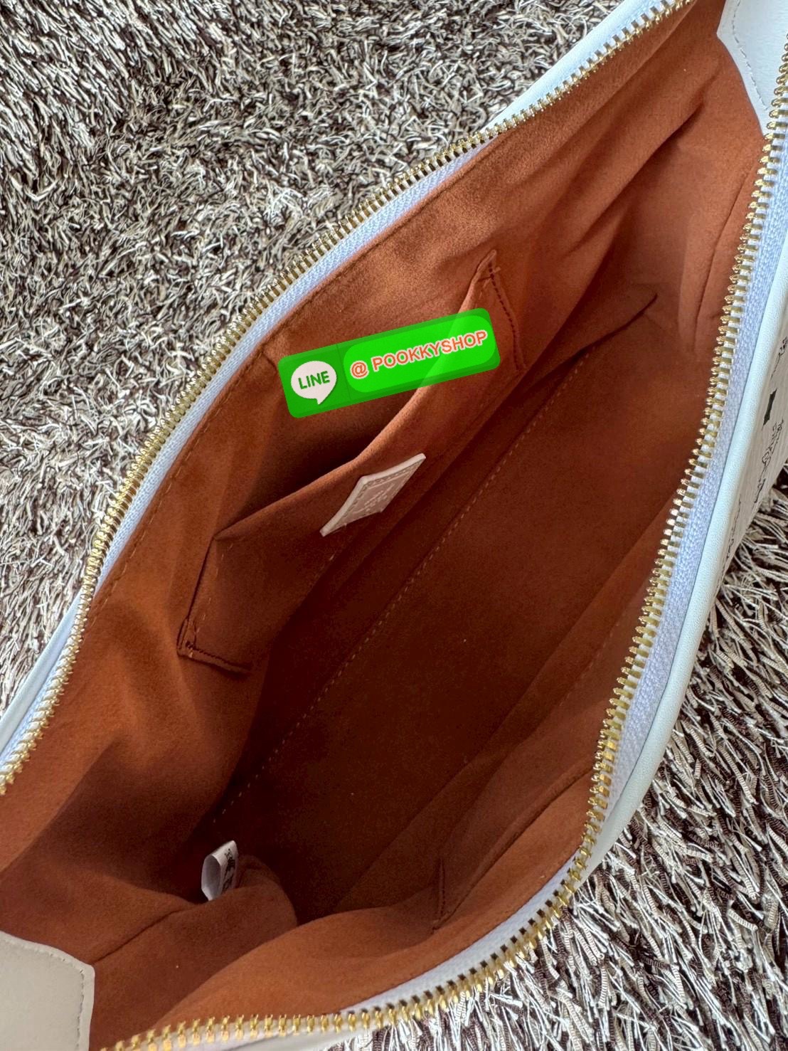 MCM Aren Hobo In Visetos กระเป๋าสไตล์คลาสสิก โดดเด่นด้วยรูปลักษณ์ ที่สามารถสะพายขึ้นไหล่ และยังมีสายสะพายเพิ่มให้1เส้น ต่อเป็นสายยาวสะพายพาดลำตัวได้ ฝากกระเป๋าเปิดปิดด้วยซิป แต่งดีเทลแท็กหนังที่ถอดออกได้และกุญแจพร้อมลูกสลักโลโก้