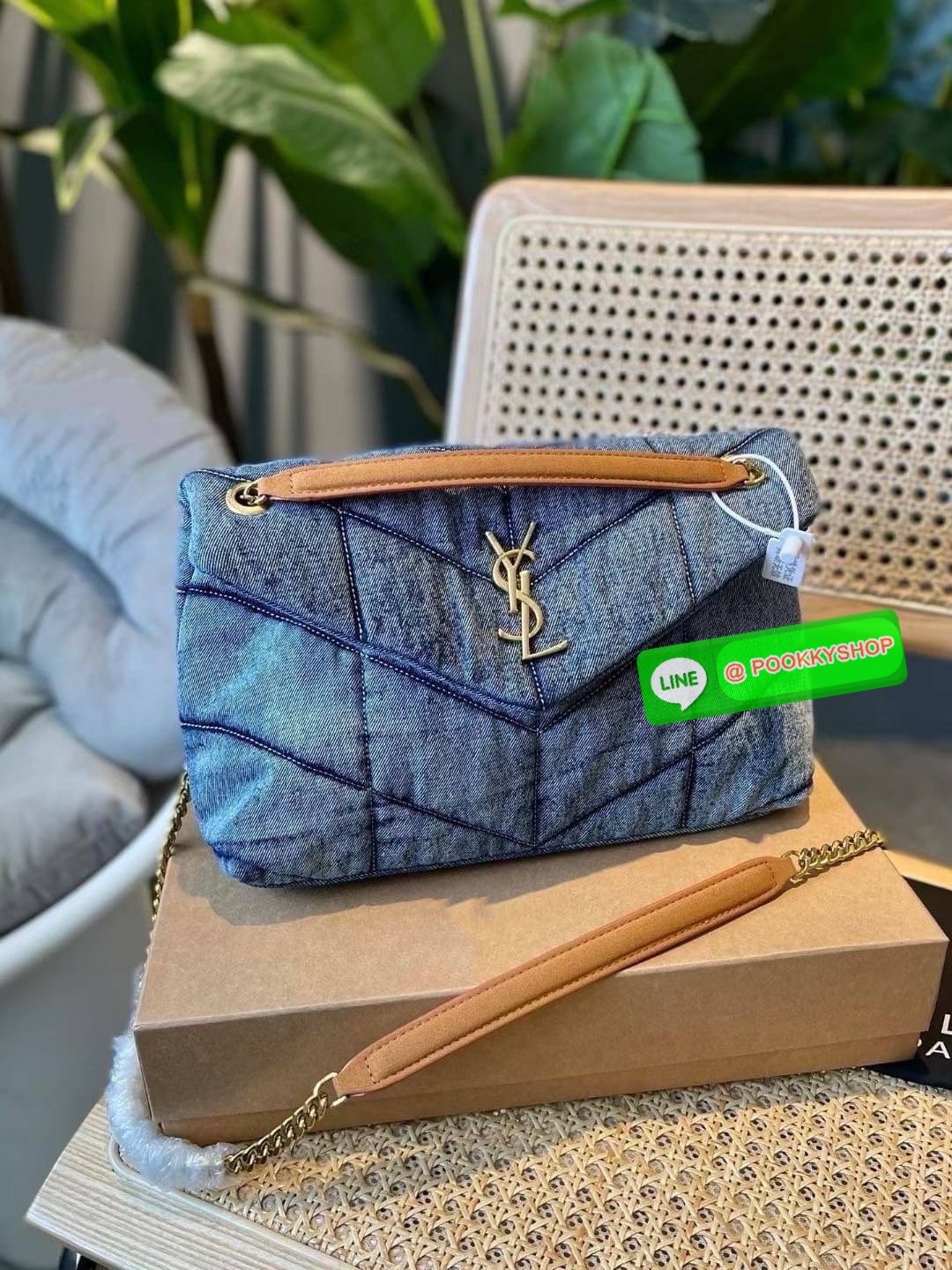 YSL Puffer denim shoulder bag กระเป๋าสะพายเดนิมฟอก สวยเท่ห์คลาสสิกลายเชฟล่อนเป็นเอกลักษณ์ รุ่นเดนิมยอดนิยม ทรงสวย ใช้ได้บ่อยไม่มีเบื่อ ดีไซน์เรียบหรู ออกแบบมาให้ใช้งานได้สะดวกด้วยกระดุมแม่เหล็ก พับทรงเข้ารูป ภายในโล่งกว้าง มีช่องซิป สามารถจุของสำคัญได้อย่