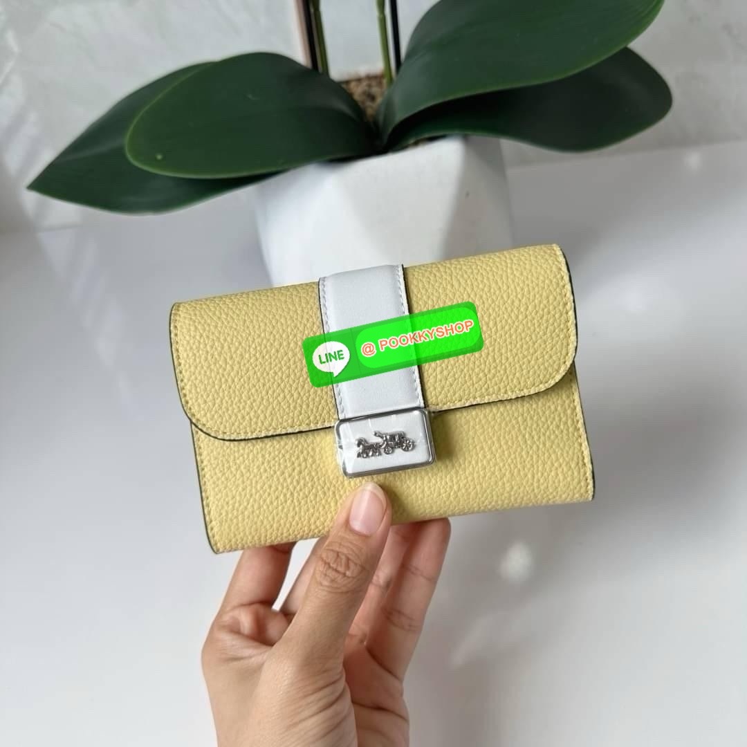 Coach Medium Grace Wallet (Cl421) 🔖กระเป๋าสุดหรูใบกลาง ขนาดกำลังดีกระทัดรัด 🔖วัสดุ : pebble leather 🔖ภายในมีช่องใบบัตรเครดิต 6 ช่อง มีช่องใส่เหรียญแยก สามารถใส่ธนบัตรแบงค์พันได้คะ
