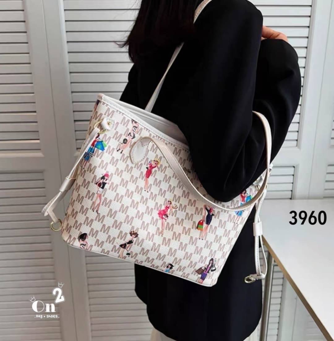 NEW-IN 🤎 Tote bag ทรงนี้จุได้เยอะมากๆค่า ใส่ I Pedได้นะคะ มาใหม่ ลายนี้หรู ดูแพงค่ะ แนะนำสุดๆค้า จุได้เยอะ