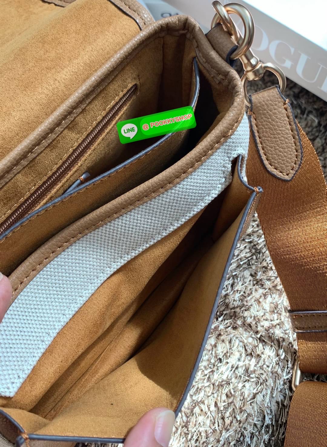 COACH LUCY CROSSBODY BAG((CA622)) 🔹พร้อมส่ง กระเป๋าสะพายแบบครอสบอดี้ร์ ทรงเก๋ วัสดุ แคนวาส+หนังแท้ ได้ลงตัวสวยงาม 🔹เปิดปิดกระเป๋าแบบกระดุมแป๊กสองข้าง ภายในมีข่องให้ใส่ของ3ช่องด้วยกัน ช่องค่อนข้างกางออกได้กว้าง จุของได้หลายอย่างเลยค่ะ มีช่อ