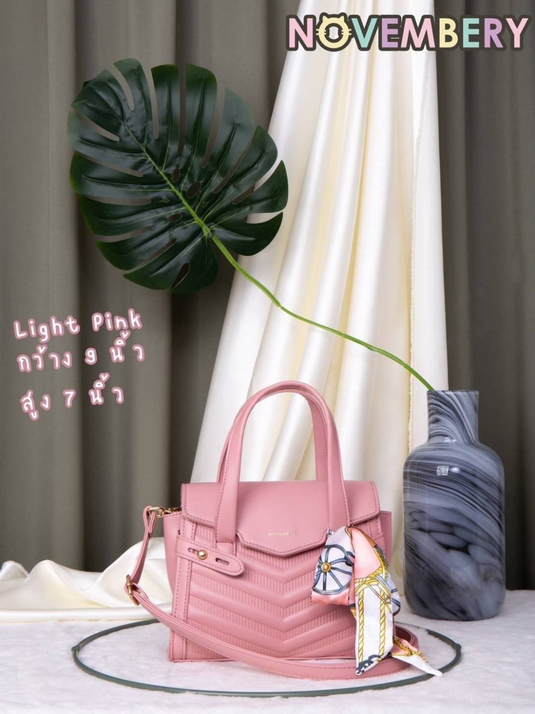 NOVEMBERY BAGS New Arrival !!! พร้อมส่ง Novembery Bags เรียบหรู ทรงโมเดิร์น เก๋ไก๋ทันสมัย !!! หนัง PU สวย ดีเทลงานรูปตัววี มีเข็มขัดด้านข้าง โลโก้แบรนด์อะไหล่ทองเป๊ะทุกจุด มาพร้อมหูจับทนทานแข็งเเรง แถมฟรีผ้าพันหูกระเป๋า ทุกใบ ด้านในมี 1 ช่องใช้งาน มีหลายส