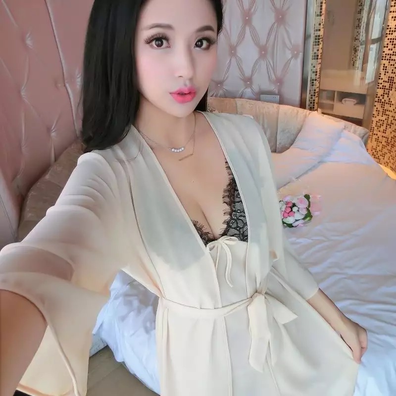 เซ็ทชุดคลุมนอน +ชุดนอนสายเดี่ยว ผ้าชีฟองเนื้อทราย เนื้อหรู สีครีมนูท แต่งลูกไม้ซีทรู วานพรีเมี่ยม สไตล์คุณหนู หรูๆ เนื้อผ้าและงานเย็บเกรดพรีเมี่ยม นุ่มลื่น ใส่เย็นสบาย สวย คลาสสิคมากๆคะ เซ็ทนี้่คุ้มค่าสุดๆเลยจร้า .. Free Size