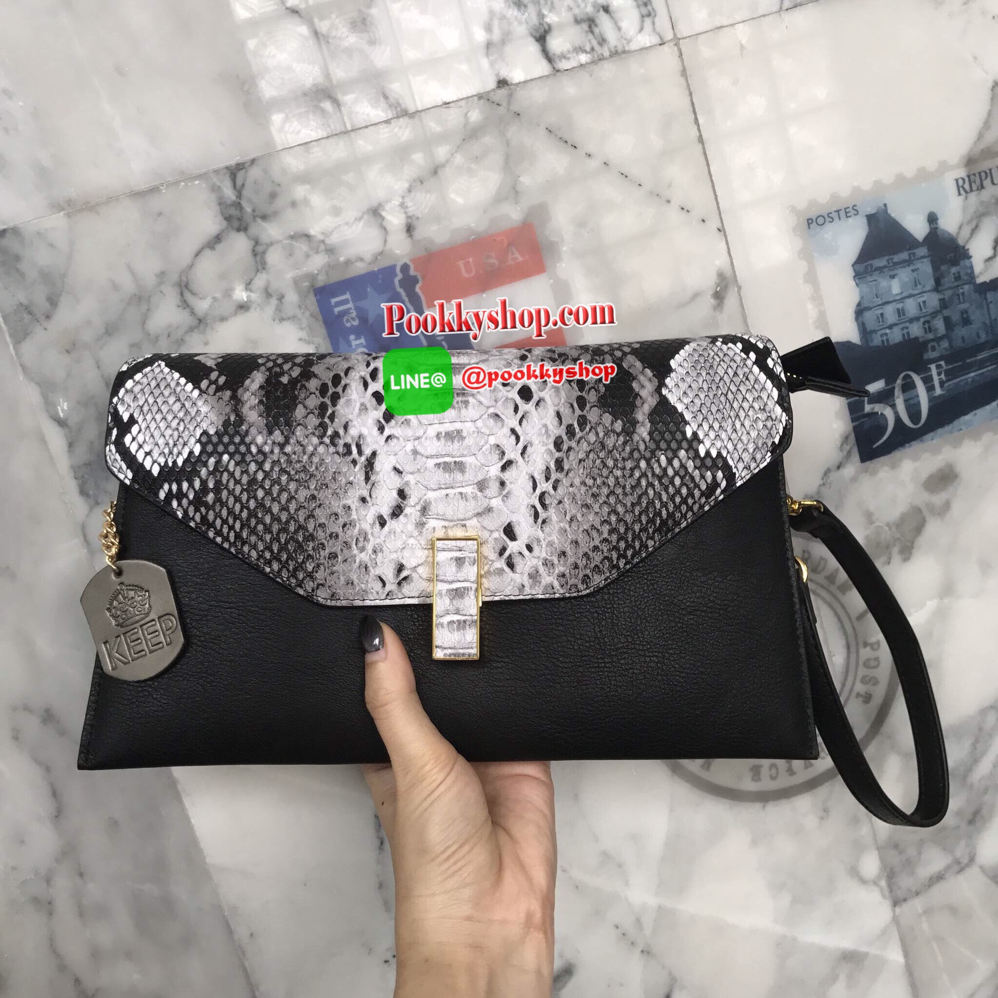 ใหม่ล่าสุด !!KEEP Clutch bag with strap กระเป๋าสะพาย งานหนังลายสวยมาก รับประกันคะ ปรับเก็บสายถือเป็น clutch bag ได้คะ มีสายคล้องข้อมือ อะไหล่ทอง ขนาดกะทัดรัด พร้อมช่อง ใส่ของ 3 ช่องใหญ่ มีซิปปิดปากกระเป๋าอย่างดี ใส่กระเป๋าตังค์ มือถือ iphone 6 plus ได้คะ