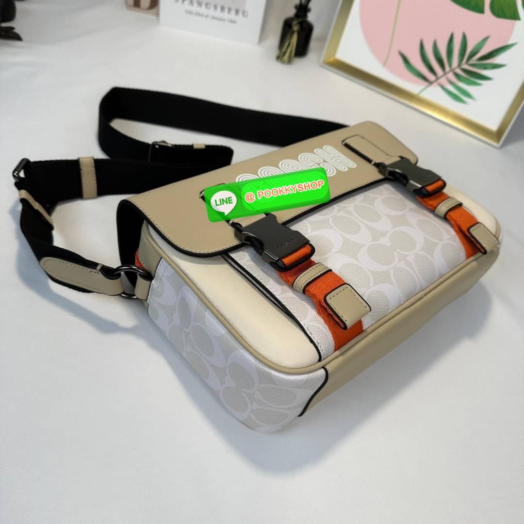 กระเป๋า COACH TRACK CROSSBODY IN COLORBLOCK SIGNATURE CANVAS (COACH C2725) กระเป๋าสะพายใบใหญ่ Unisex ที่เท่ได้ทั้งชายและหญิง วัสดุหนังแท้ หนังนิ่ม สัมผัสมือดีมากๆ เก็บดีเทลด้วยหนังแคนวาสคุณภาพ เนียบคมกริบ อยู่ทรงสวย ขนาดกำลังดี ไม่เล็ก ไม่ใหญ่เกินไป ด้านใ