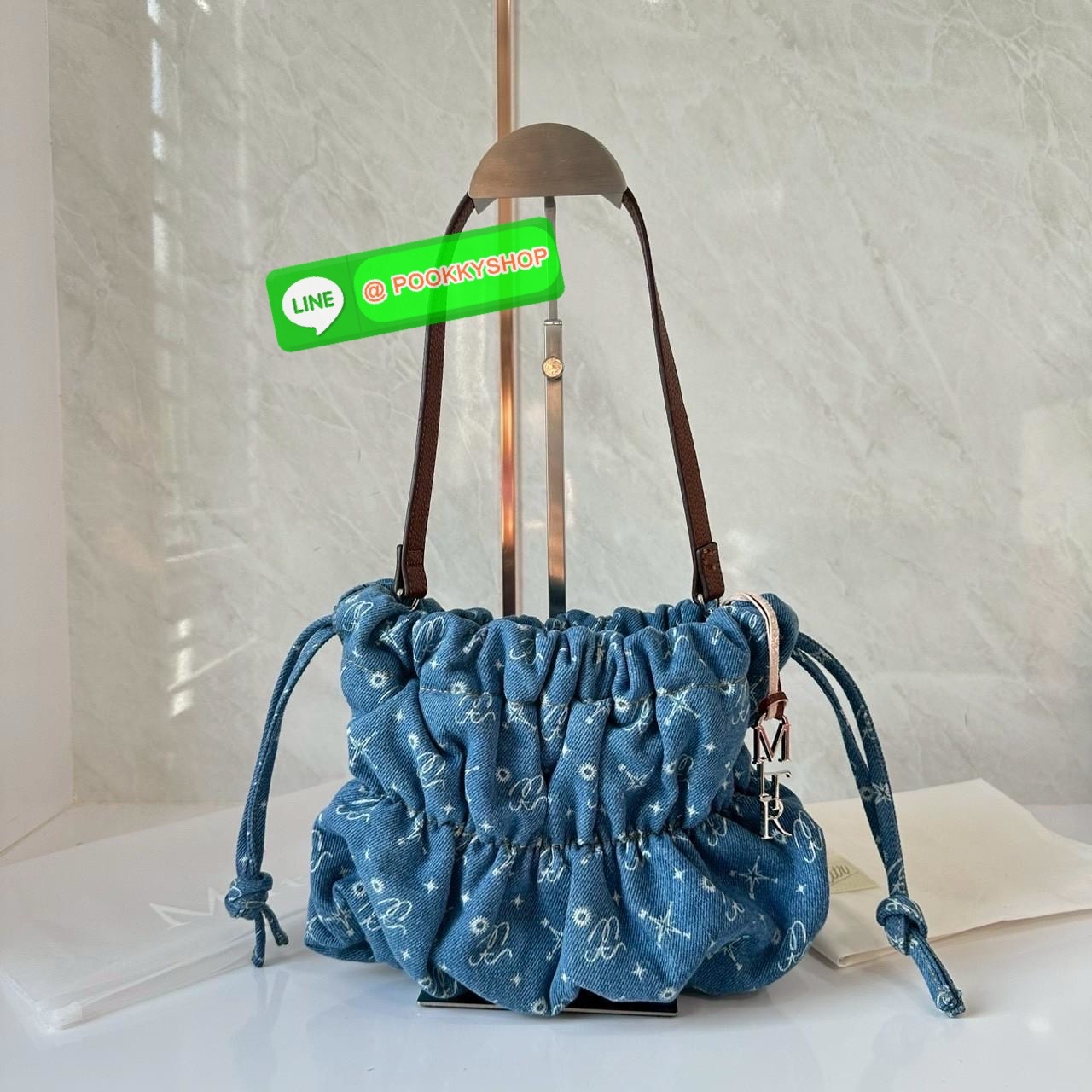 Mitr scrunchy bag 🔖กระเป๋ายีนส์สุดน่ารักเนื้อนุ่มพิมพ์ลาย Monogram ของ Mitr จุของได้เยอะรูปทรงแบบรูดได้ น้ำหนักเบาสุดๆ สะพายเป็น Shoulder Bag หรือถอดสายและถือเป็น Clutch Bag ก็ได้ ดีเทล Charm ห้อยโลหะสีเงิน โดดเด่นสุดๆ