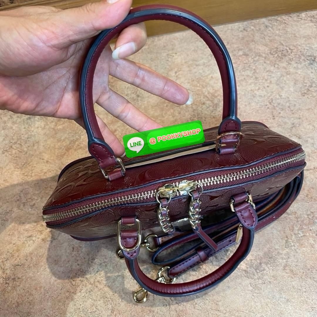 Coach MINI SIERRA SATCHEL IN SIGNATURE DEBOSSED PATENT LEATHER (COACH F55450) หนังกรวดและหนังสิทธิบัตร ด้านในมีซิปและกระเป๋าเอนกประสงค์ ปิดด้วยซิป ซับในด้วยผ้า หูหิ้วพร้อมสายสะพายยาว 3 1/2" สายสะพายถอดได้ขนาด 21 1/2" สำหรับสะพายไหล่หรือสะพายครอส