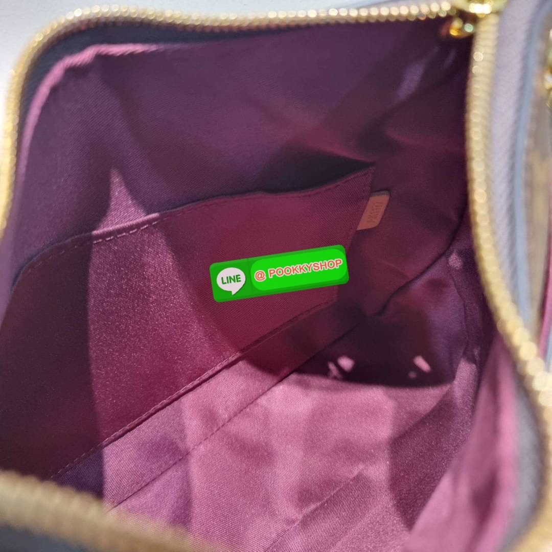 🔆 Model LV odeon bag 🔆 Details ฮอตที่สุด กับกระเป๋าสะพายดีไซน์คลาสสิค ขนาดกำลังดี ทำให้ใช้งานได้สะดวก ปากกระเป๋ามีซิปเปิดปิด ด้านหน้ามีช่องใส่ของได้ ภายในโล่งกว้าง ใส่ได้ทั้งกระเป๋าสตางค์ใบยาว มือถือ ของจำเป็นต่างๆ มาพร้อมสายสะพาย ปรับได้ต