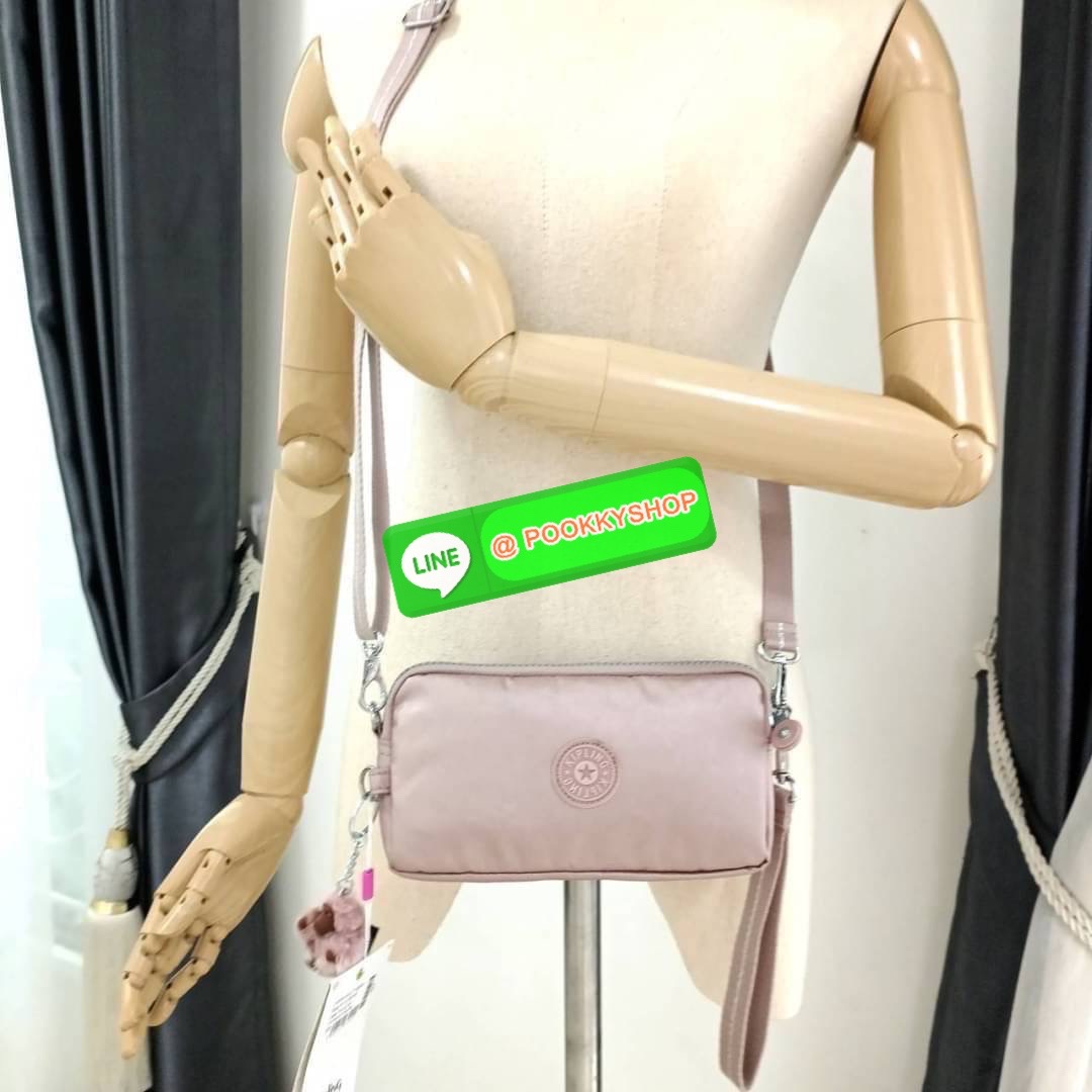 KIPLING 3 Monkey program Seoul up clutch & sling bag กระเป๋าคล้องมือ หรือ สะพายข้าง ขนาดเล็ก วัสดุ Nylon & Polyester 100% ใช้งานได้ 2 รูปแบบ มีสายสลับเปลี่ยนได้ทั้งแบบคล้องมือหรือสะพายข้าง เปิด-ปิดด้วยซิป ช่องหลักโล่ง มีช่องใส่บัตรด้านข้าง 6 ช่อง และช่องด