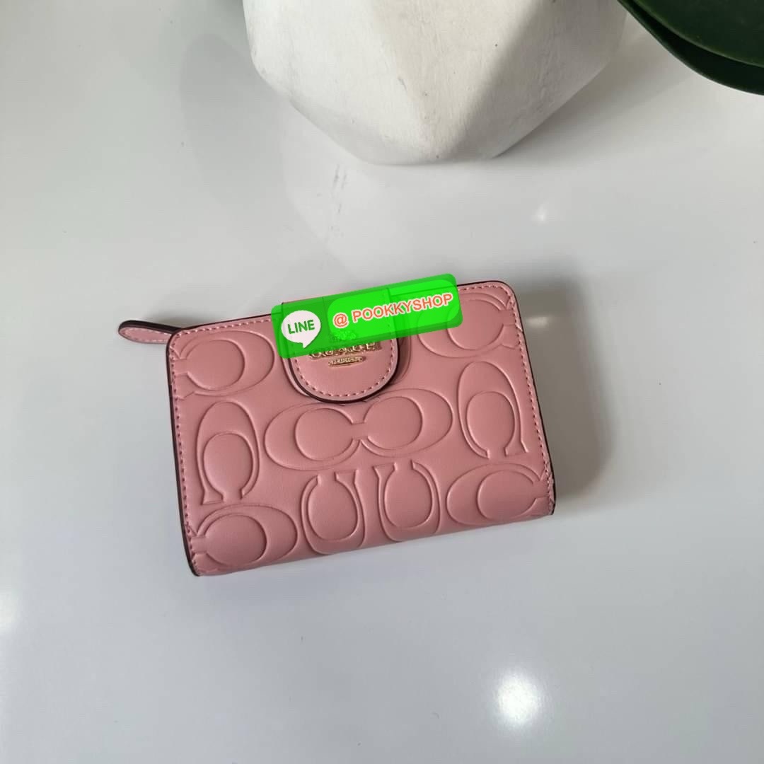 Coach Medium Corner Zip Wallet With Signature Leather 🔖กระเป๋าตังใบกลาง คอลเลคชั่นใหม่ หนังนิ่ม ลายC นูน สวยมาก 🔖วัสดุ: หนังแท้ 🔖เปิด - ปิดแบบกระดุม มีช่องใส่แบงค์ ใส่ธนบัตรได้ทุกชนิด ช่องใส่บัตร ใส่เหรียญ