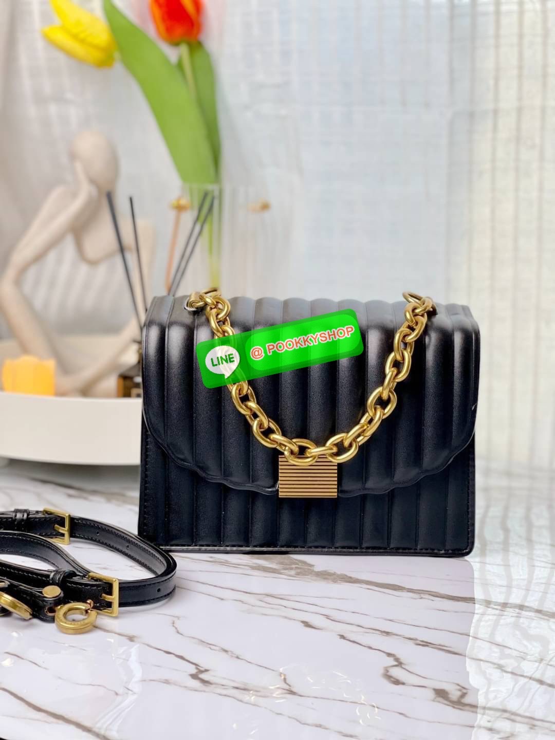 Charles & Keith Panelled Chain Handle Bag กระเป๋าสะพายรุ่นใหม่ชนช็อป รุ่นนี้จะถือคล้องแขน/สะพายแบบสายยาวได้หลายแบบ มีหูโซ่สีทองสวยหรู เปิดปิดแบบตัวเปิดล็อก ภายในแบ่งเป็น 3 ช่อง เป็นช่องซิปตรงกลาง ใส่ IPhone pro max และกระเป๋าเงินใบสั้นได้ค่ะ สายสะพายยาวถอ