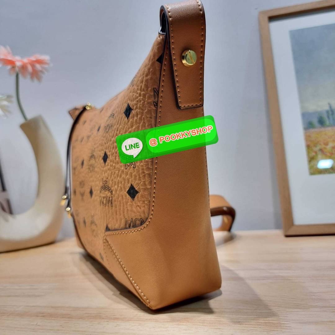 MCM KLARA SHOULDER BAG IN VISETOS ไอเท็มยอดฮิตที่ใครๆต่างก็ตามหา กับกระเป๋าสะพาย สะดวกใช้ ขนาดกำลังดี ดีไซน์เรียบง่าย แต่ซ่อนความหรูคงเอกลักษณ์ วัสดุหนังแคนวาสคุณภาพ รูปเปิด-ปิดง่ายด้วยซิป ภายในโล่งกว้าง ใส่ของจำเป็นในชีวิตได้สบายๆ จัดให้พร้อม original bo