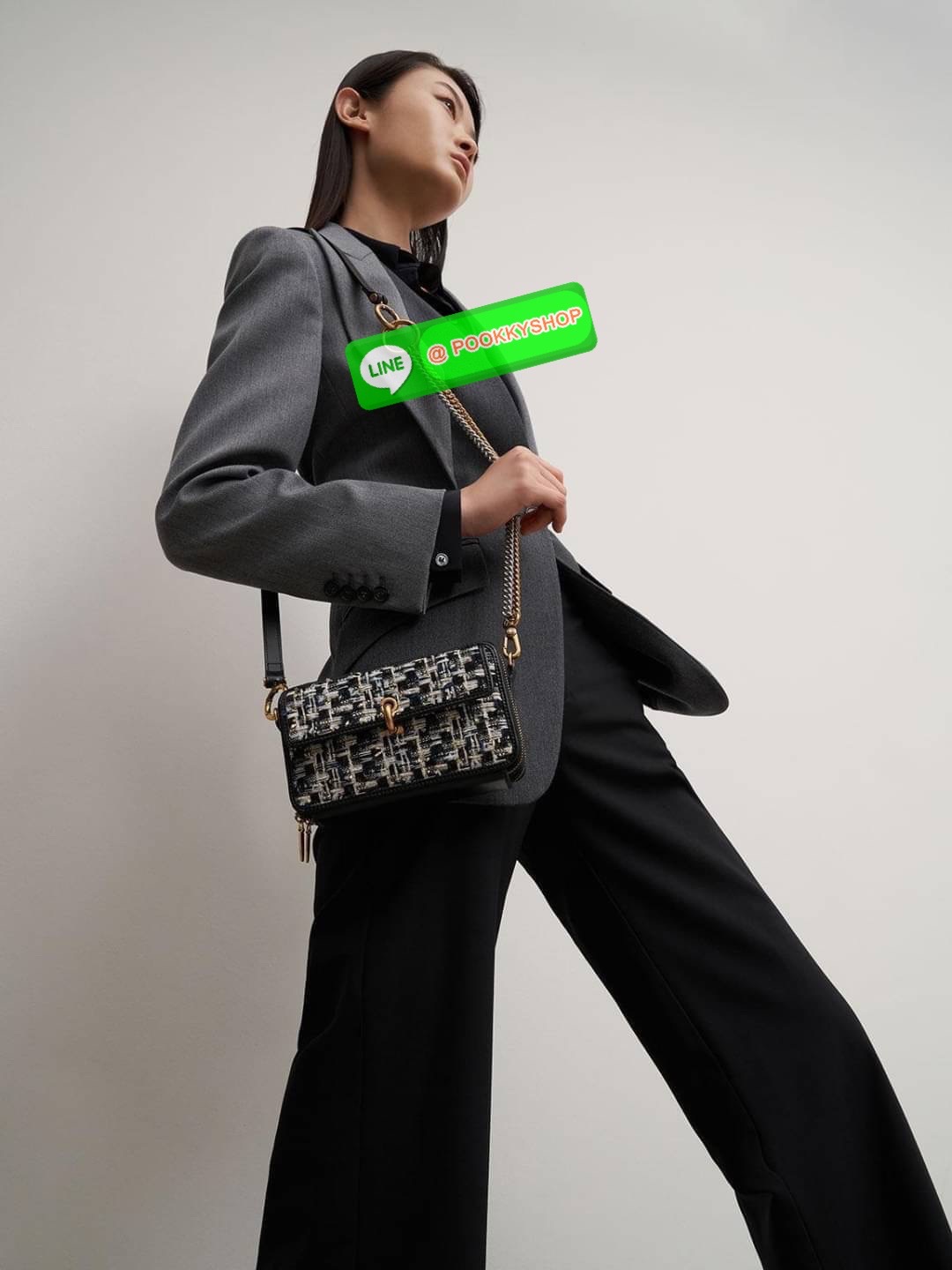 Charles & Keith Tweed Boxy Crossbody Bag กระเป๋าดีไซน์ทรงกล่องแต่ลายผ้าทวิต(สีชมพู,ดำ) ใส่ iPhone 12 Pro Max ได้ ใช้เป็นกระเป๋าเงินและกระเป๋าสะพายในใบเดียว รุ่นนี้วางอยู่ทรง สามารถใช้งานได้ 3 แบบ 1.สายโซ่ 2.สายหนัง 3.สายโซ่ต่อสายหนังสะพายแบบครอสบอดี้ สีสว